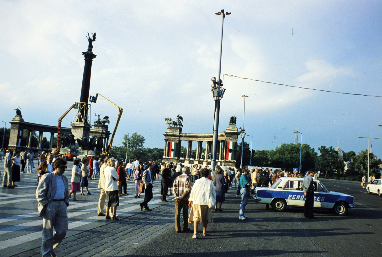 Hungary, Budapest XIV., Hősök tere, az 56-os hősök újratemetéséhez, 1989. június 16-ra díszítik a Millenniumi emlékművet., 1989, Kanyó Béla, Budapest, Fortepan #268997