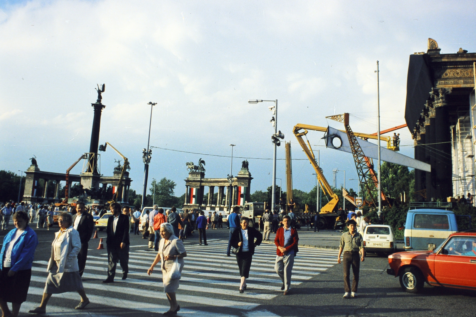 Magyarország, Budapest XIV., Hősök tere, az 56-os hősök újratemetéséhez, 1989. június 16-ra díszítik a Millenniumi emlékművet és a Műcsarnok homlokzatát., 1989, Kanyó Béla, Budapest, Fortepan #268998