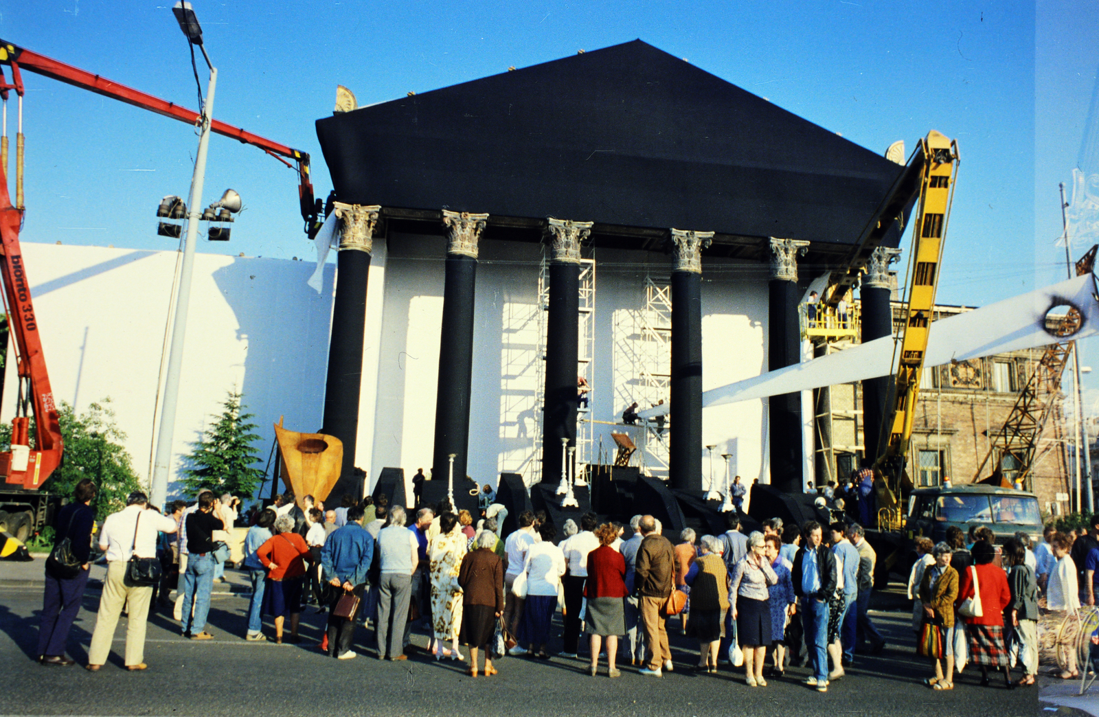 Magyarország, Budapest XIV., Hősök tere, az 56-os hősök újratemetéséhez, 1989. június 16-ra díszítik a Műcsarnok homlokzatát., 1989, Kanyó Béla, Budapest, Fortepan #269003