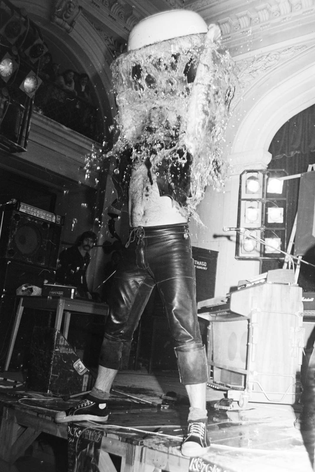 Hungary, Budapest IX., Fővám (Dimitrov) tér, a Marx Károly Közgazdaságtudományi Egyetem (később Corvinus Egyetem) aulája. Gidófalvy Attila a Karthago együttes tagja. A felvétel az 1979. december 15-16-án tartott Közgáz Rockfesztivál alkalmával készült., 1979, Kanyó Béla, washbasin, shower, Budapest, Best of, Fortepan #269035