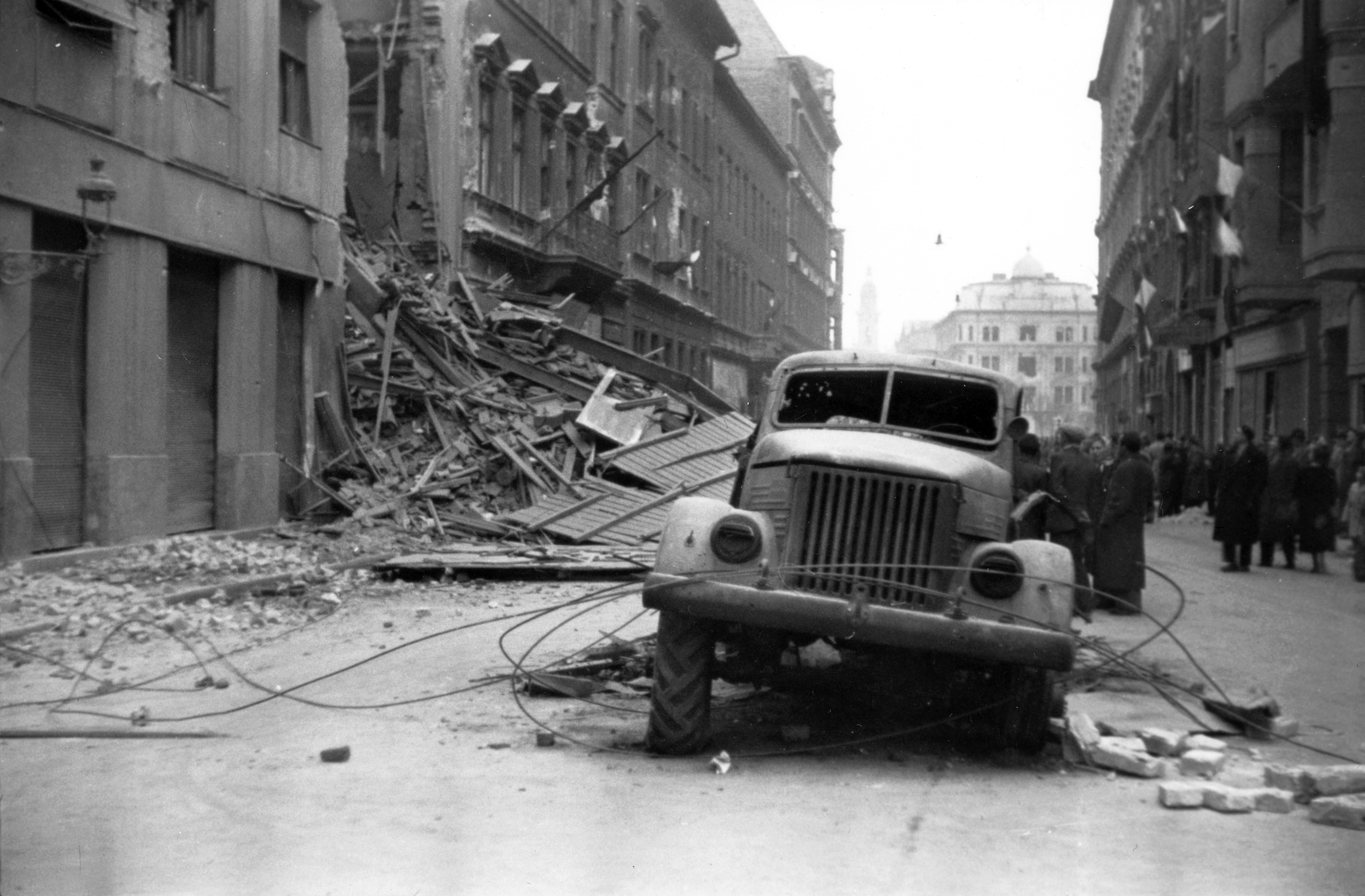 Hungary, Budapest VIII., Baross utca a Mária utca felől a József körút felé nézve. Háttérben a Harminckettesek tere 5. és a Horváth Mihály téri templom egyik tornya., 1956, Juricza Tibor, revolution, commercial vehicle, wreck, ruins, Budapest, GAZ 63, Fortepan #26905
