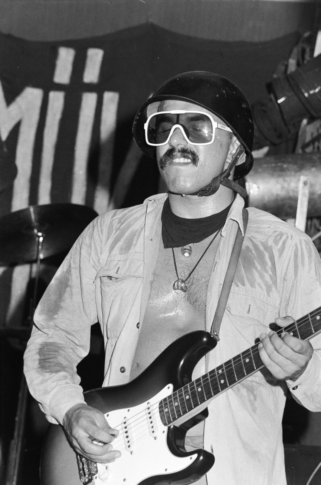 Magyarország, Slamovits István az Edda Művek tagja., 1983, Kanyó Béla, hangszer, napszemüveg, koncert, kitüntetés, rohamsisak, gitár, Best of, Fortepan #269052