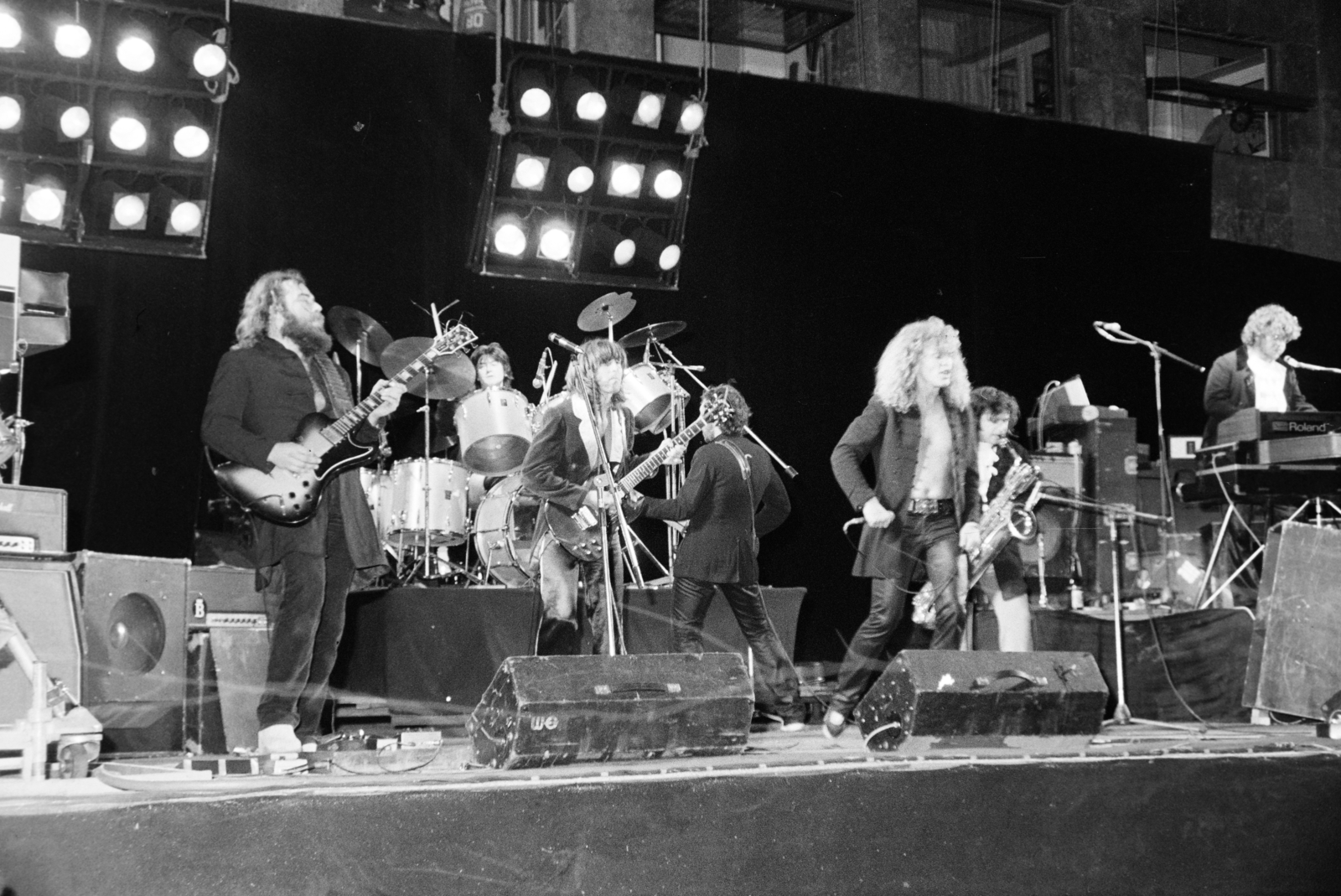 Magyarország, Budapest XIV., Istvánmezei út, Kisstadion, Omega és LGT közös koncert. Molnár György, Debreczeni Ferenc, Karácsony János, Mihály Tamás (háttal), Kóbor János, Somló Tamás, Presser Gábor., 1980, Kanyó Béla, Budapest, szikla, zenész, színpad, Fortepan #269055