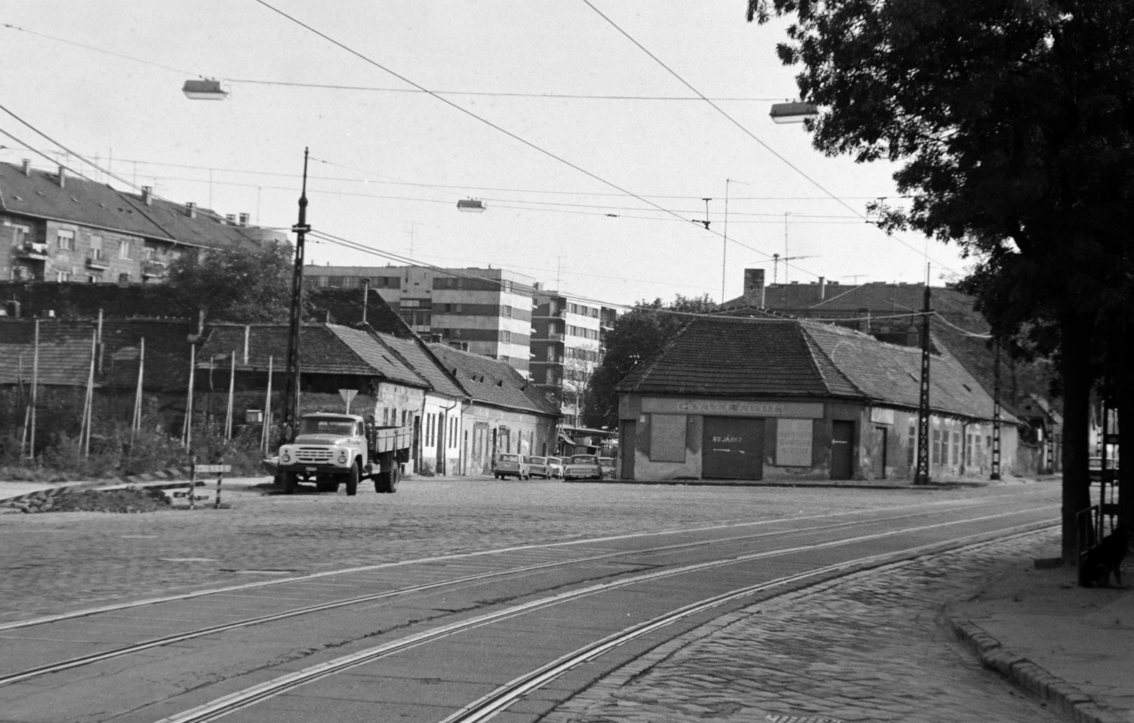 Magyarország, Budapest III., Bécsi út, a későbbi Puskás Öcsi térnél, szemben a Csemete utca torkolata, háttérben a Lajos utca - Szépvölgyi út sarkán álló házak láthatók., 1980, Kanyó Béla, sínpálya, kockakő, ZIL-márka, teherautó, Budapest, Fortepan #269070