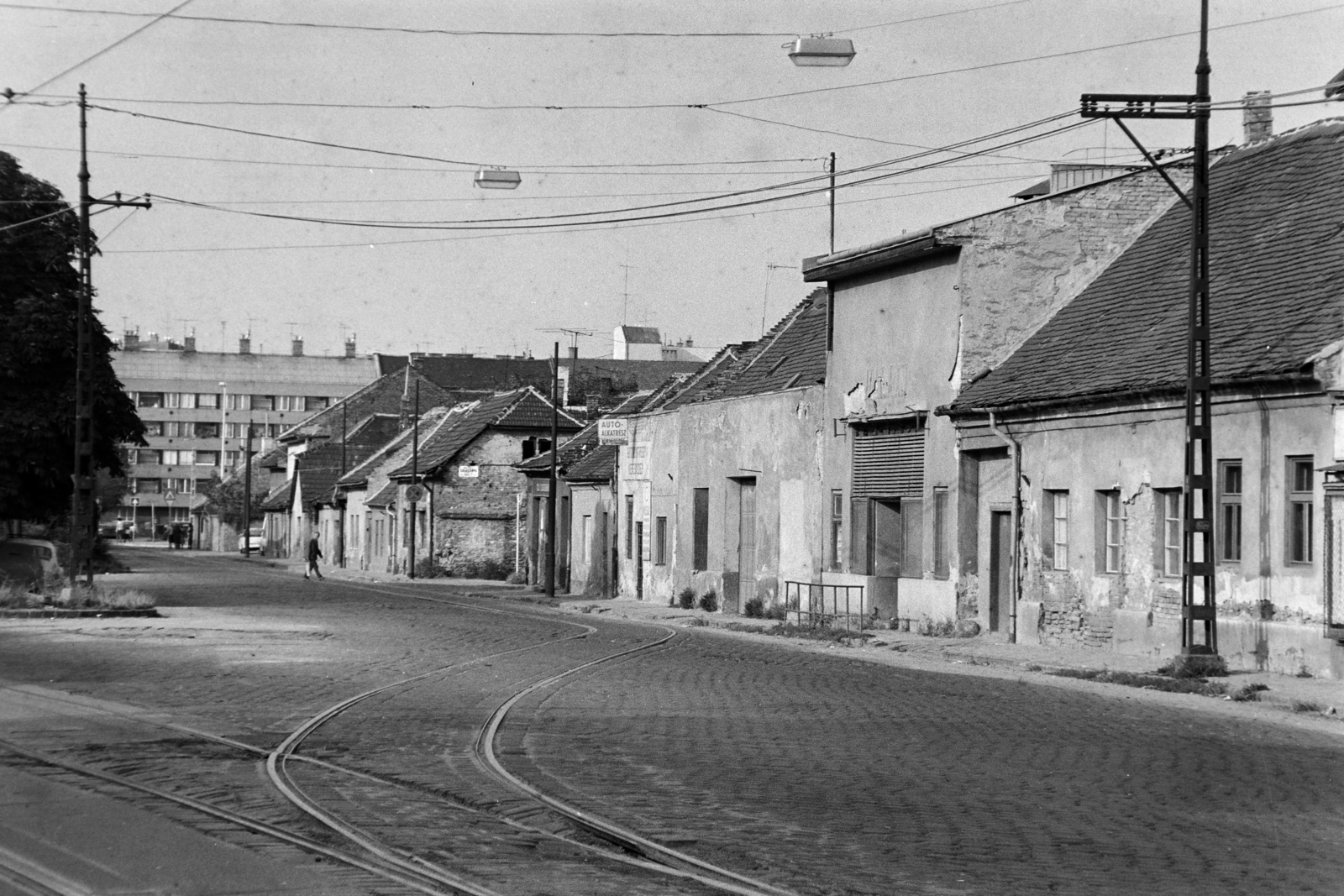 Magyarország, Budapest III., Bécsi út, a későbbi Puskás Öcsi térnél, szemben a Bokor utca torkolata, háttérben a Viador utca melletti ház látható., 1980, Kanyó Béla, Budapest, lakóház, sínpálya, Fortepan #269071