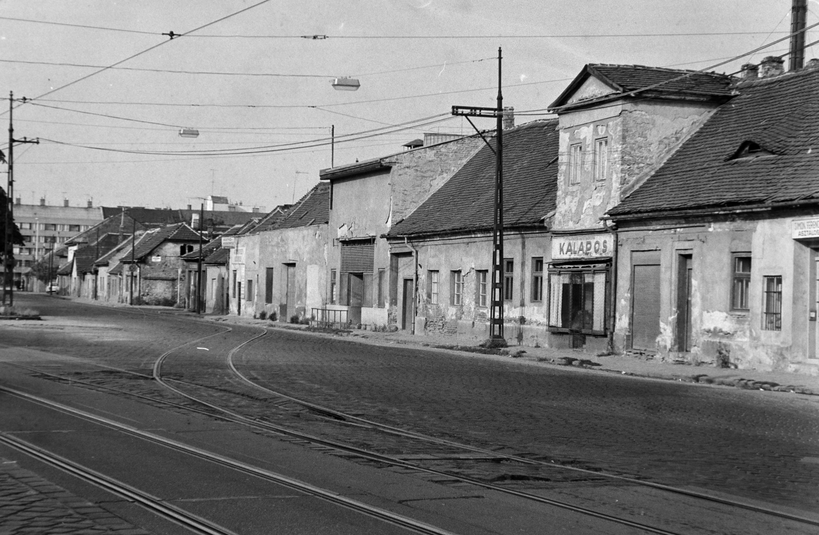 Magyarország, Budapest III., Bécsi út, a későbbi Puskás Öcsi térnél, balra a Bokor utca torkolata, háttérben a Viador utca melletti ház látható., 1980, Kanyó Béla, sínpálya, kalapos, Budapest, Fortepan #269074