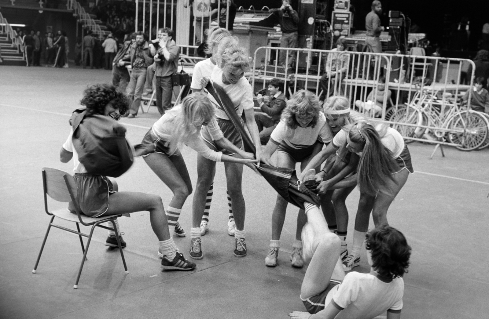 Magyarország, Budapest XIV., Budapest Sportcsarnok. A felvétel a főváros felszabadulásának 37. évfordulóján, február 12-én, a létesítmény átadásakor készült. Manökenek-tornászok vetélkedőjének résztvevői., 1982, Kanyó Béla, manöken, Budapest, Best of, Fortepan #269079