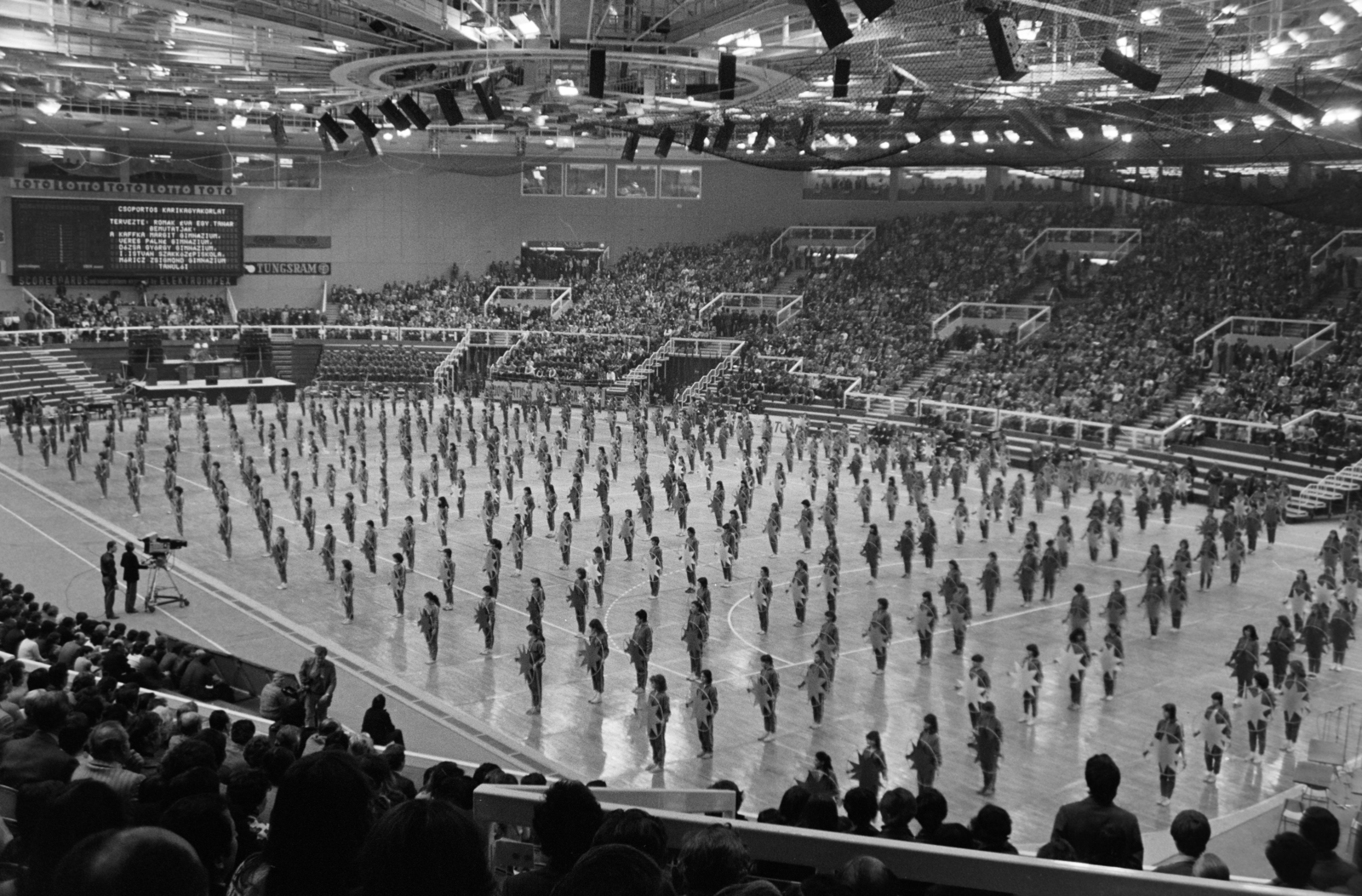 Hungary, Budapest XIV., Budapest Sportcsarnok, középiskolás lányok karikagyakorlata. A felvétel a főváros felszabadulásának 37. évfordulóján, február 12-én, a létesítmény átadásakor készült., 1982, Kanyó Béla, Budapest, Fortepan #269082