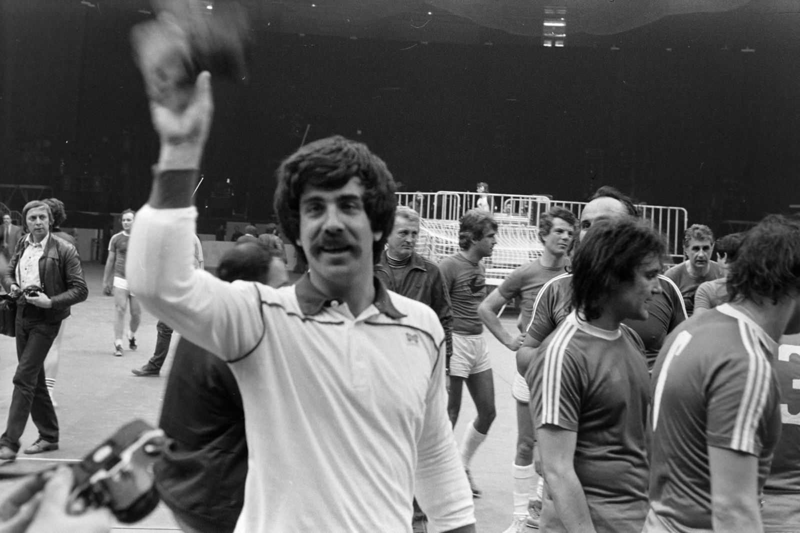 Magyarország, Budapest XIV., Budapest Sportcsarnok, Déri János szerkesztő-riporter, műsorvezető, mögötte Albert Flórián 75-szörös válogatott, aranylabdás labdarúgó. Csípőre tett kézzel Egri János szerkesztő-riporter, jobbra távolabb Kopeczky Lajos sportújságíró. A felvétel a sportcsarnok megnyitója alkalmával tartott rendezvényen készült., 1982, Kanyó Béla, Budapest, híres ember, bajusz, Fortepan #269085