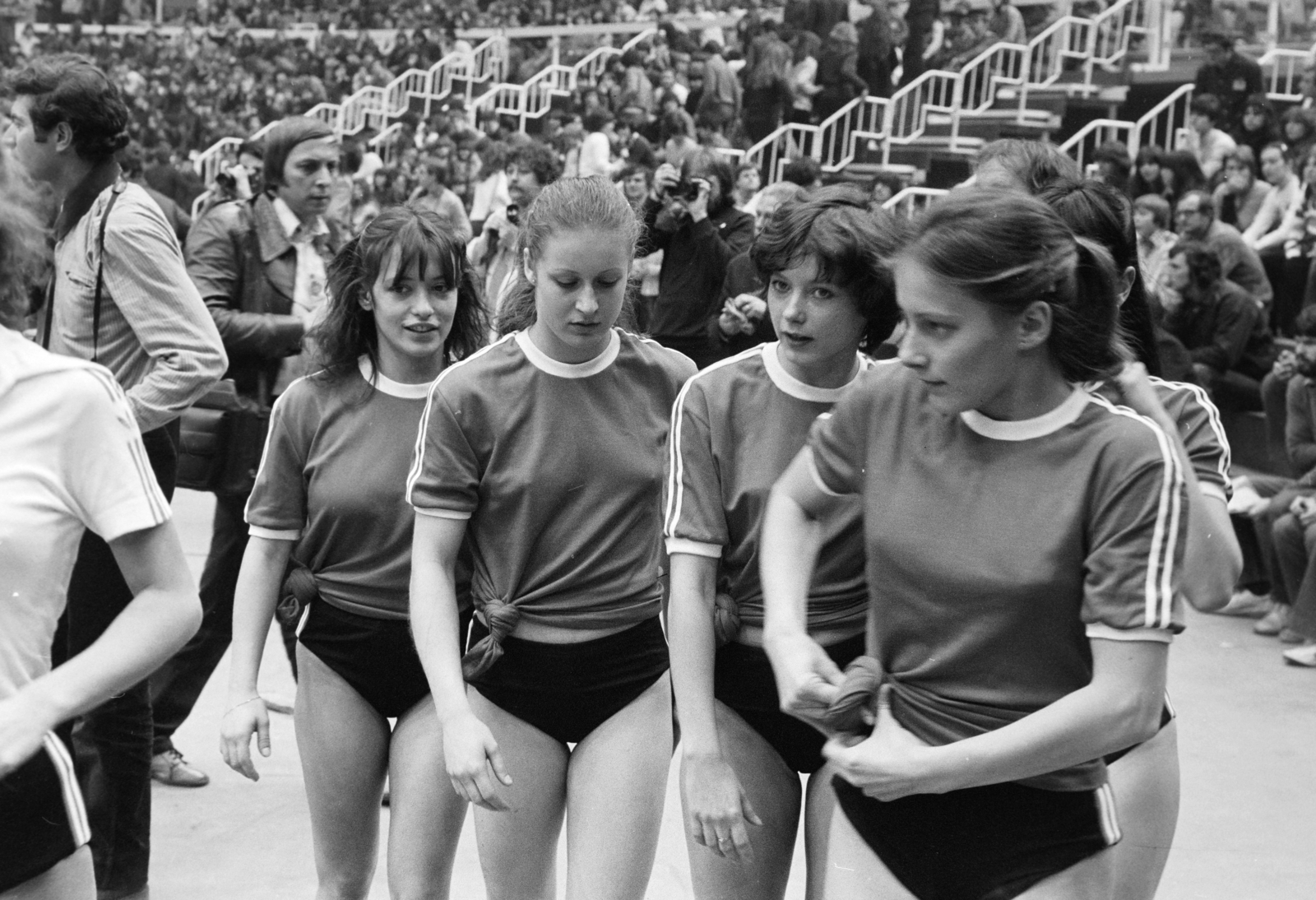 Hungary, Budapest XIV., Budapest Sportcsarnok. A felvétel a főváros felszabadulásának 37. évfordulóján, február 12-én, a létesítmény átadásakor készült. Manökenek-tornászok vetélkedőjének résztvevői, 1982, Kanyó Béla, Budapest, Fortepan #269087