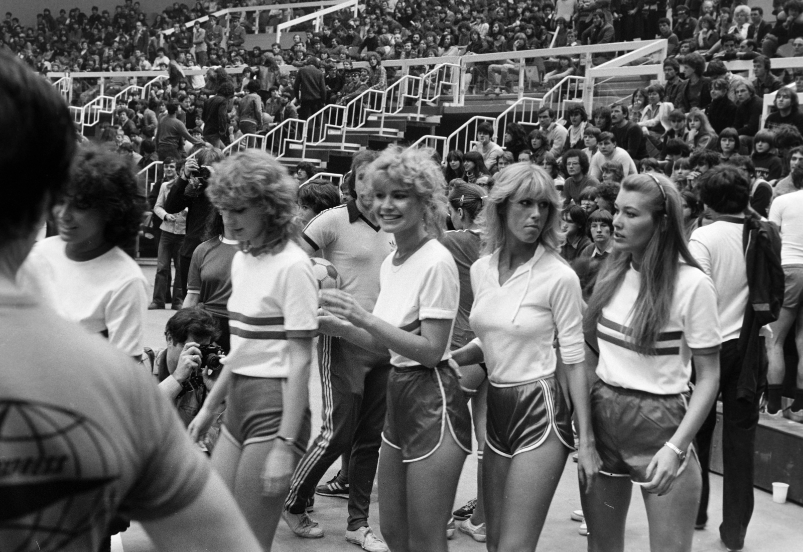 Hungary, Budapest XIV., Budapest Sportcsarnok. A felvétel a főváros felszabadulásának 37. évfordulóján, február 12-én, a létesítmény átadásakor készült. Manökenek-tornászok vetélkedőjének résztvevői,, 1982, Kanyó Béla, celebrity, Budapest, Fortepan #269088
