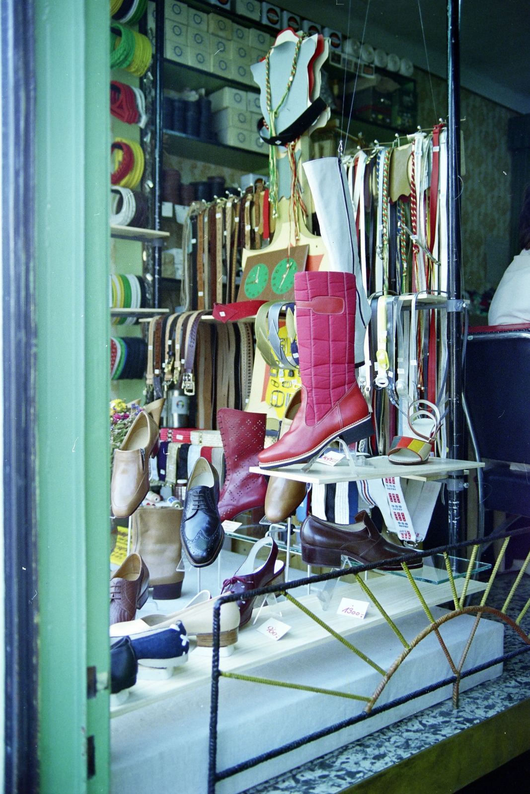 1982, Kanyó Béla, leather goods, shoe, Show window, tradie, Fortepan #269098