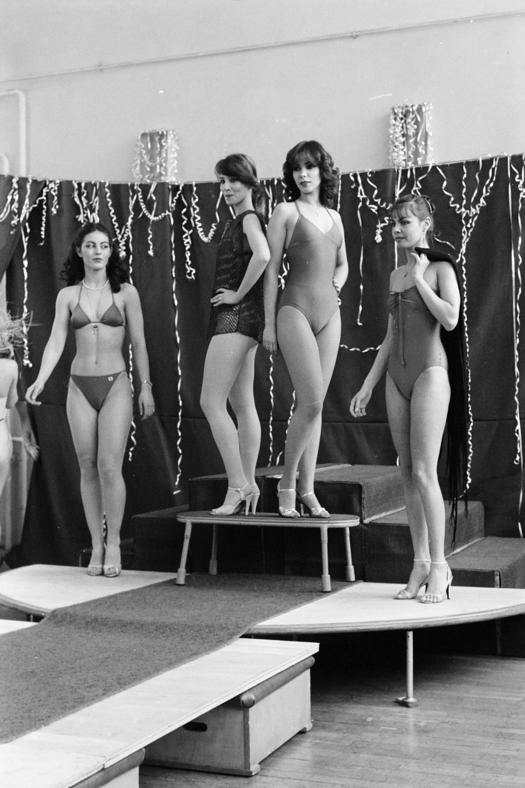 Hungary, Budapest VII., Városligeti (Gorkij) fasor 3., Állami Artistaképző Intézet (később Baross Imre Artistaképző Szakközépiskola és Szakiskola). Manökenjelöltek vizsgája., 1982, Kanyó Béla, Budapest, Fortepan #269104