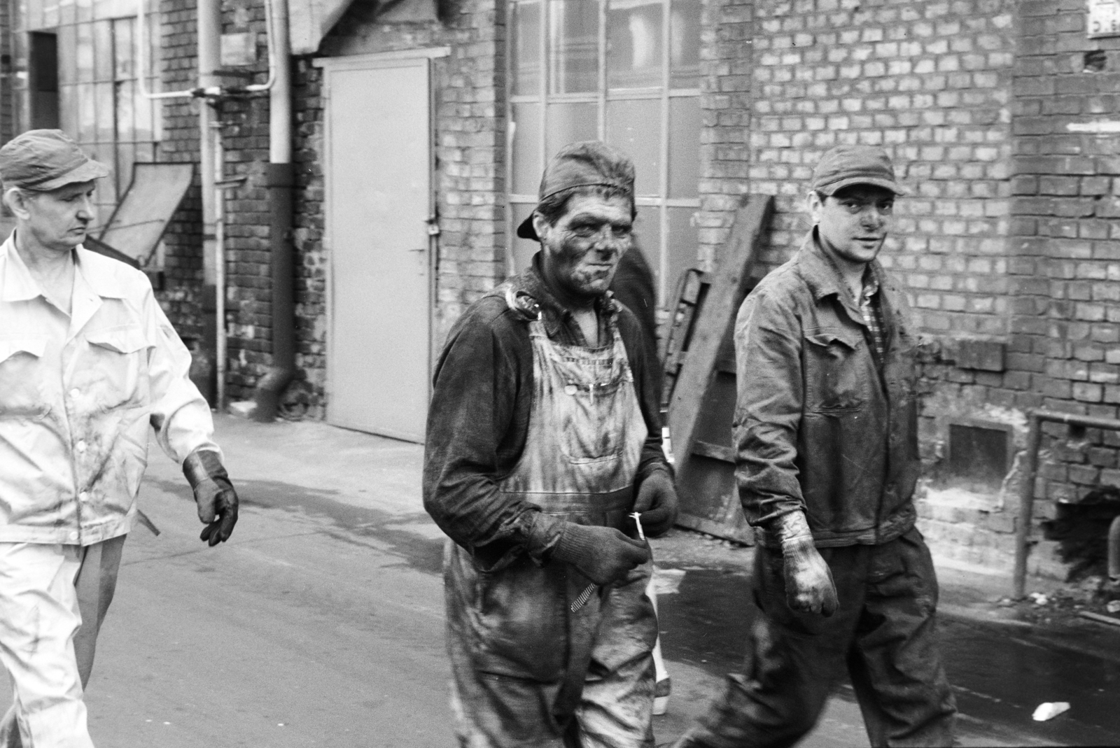 Magyarország, Budapest VIII., Kerepesi út 17., Taurus Gumiipari Vállalat, a felvétel a gyár udvarán készült., 1981, Kanyó Béla, munkaruha, munkás, Budapest, Fortepan #269111