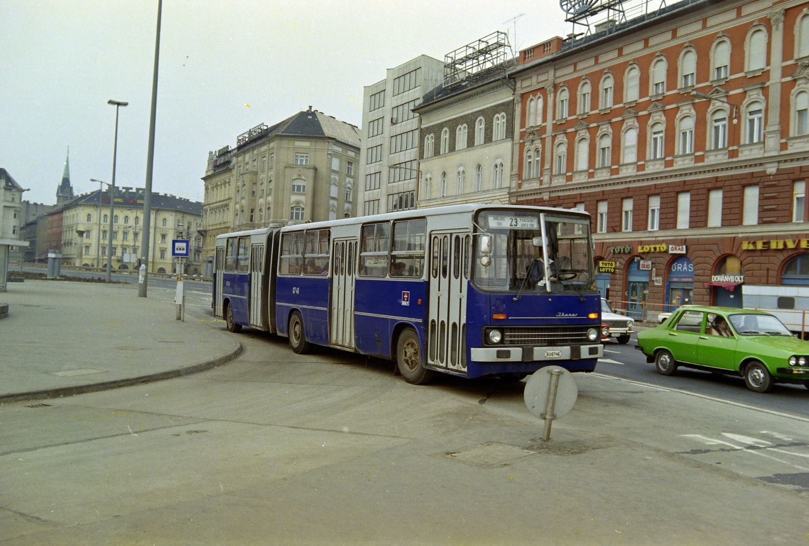 Magyarország, Budapest IX., Boráros tér, balra a háttérben a Ráday utca házsora és felette az Assisi Szent Ferenc-templom tornya látszik. Szemben a Ferenc körút és az Angyal utca közötti háztömb., 1983, Kanyó Béla, rendszám, autóbusz, színes, Ikarus-márka, Ikarus 280, Budapest, Fortepan #269119