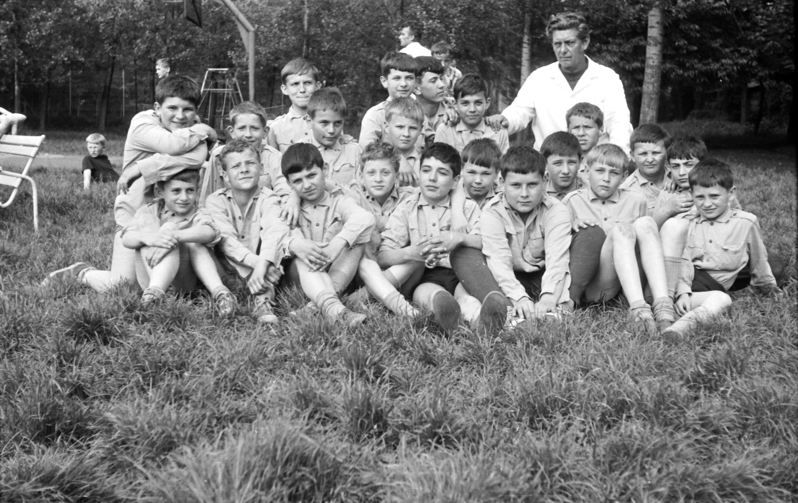 Hungary, Kőszeg, MÁV Nevelőintézet növendékei., 1975, Baráth Endre, tableau, boys, teacher, sitting on the ground, Fortepan #26912
