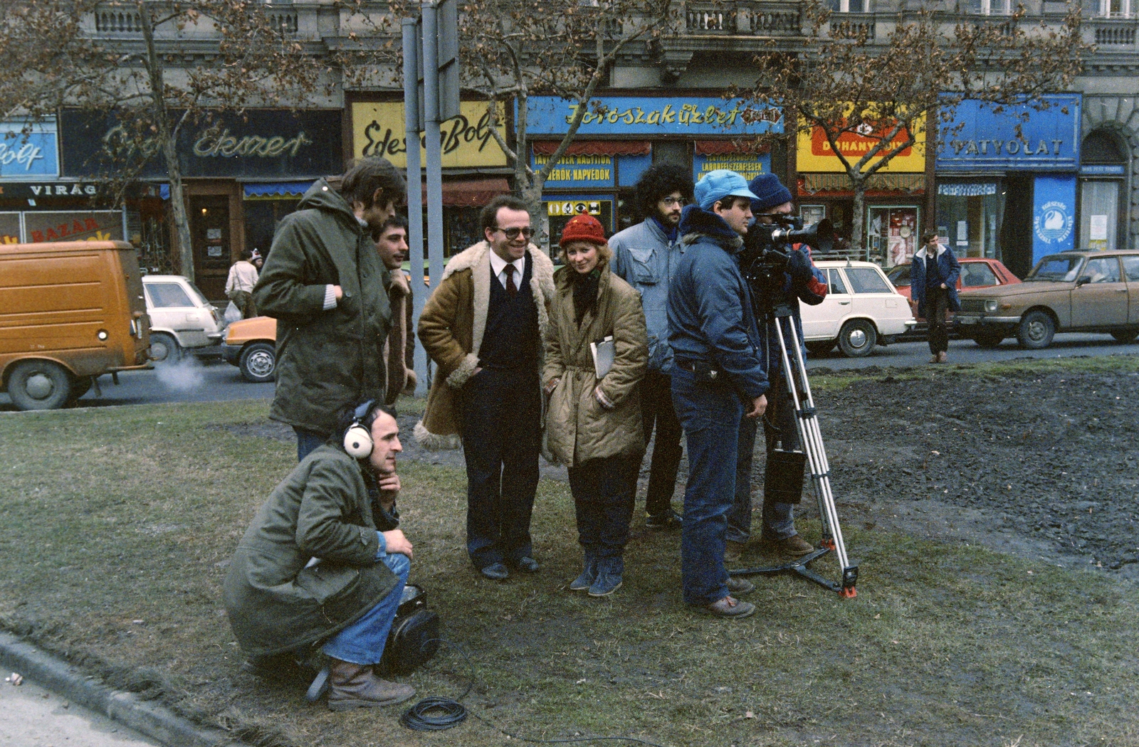 Magyarország, Budapest VI., Oktogon (November 7. tér), filmforgatás, háttérben a 4-es számú ház., 1982, Kanyó Béla, Budapest, filmkamera, fejhallgató, filmforgatás, Fortepan #269120