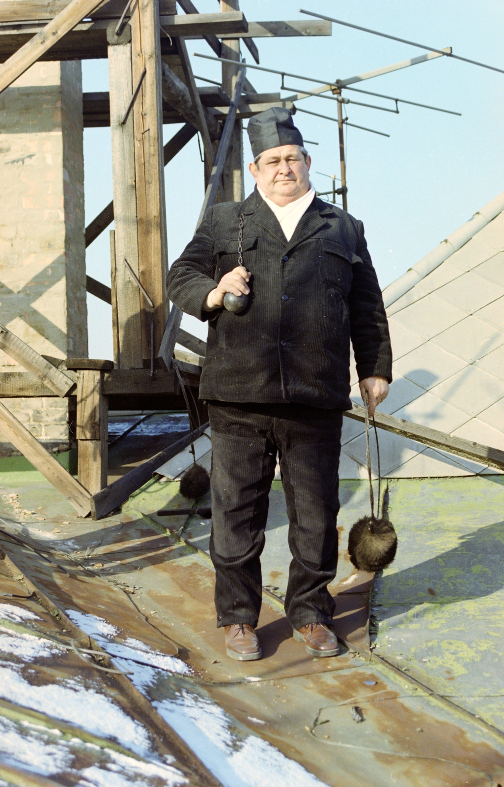 Magyarország, Budapest VII., a Fővárosi Kéményseprő Vállalat VII. kerületi kirendeltségének kéményseprője., 1983, Kanyó Béla, kéményseprő, Budapest, Fortepan #269125
