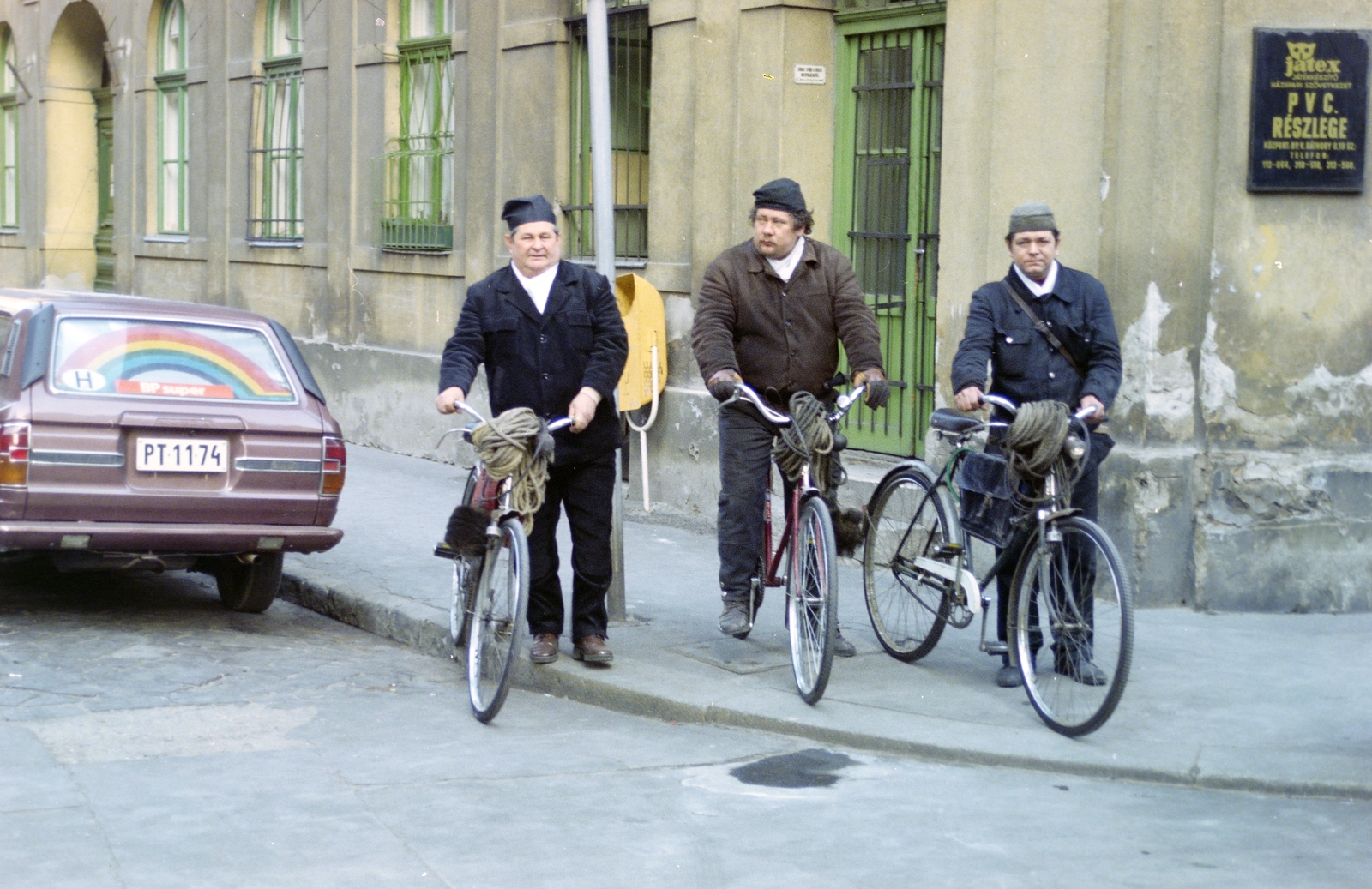 Magyarország, Budapest VII., Akácfa utca, munkába induló kéményseprők az 55-ös számú ház előtt a Dob utca sarkán., 1983, Kanyó Béla, rendszám, Budapest, Mazda 818, kéményseprő, kerékpár, színes, Fortepan #269130