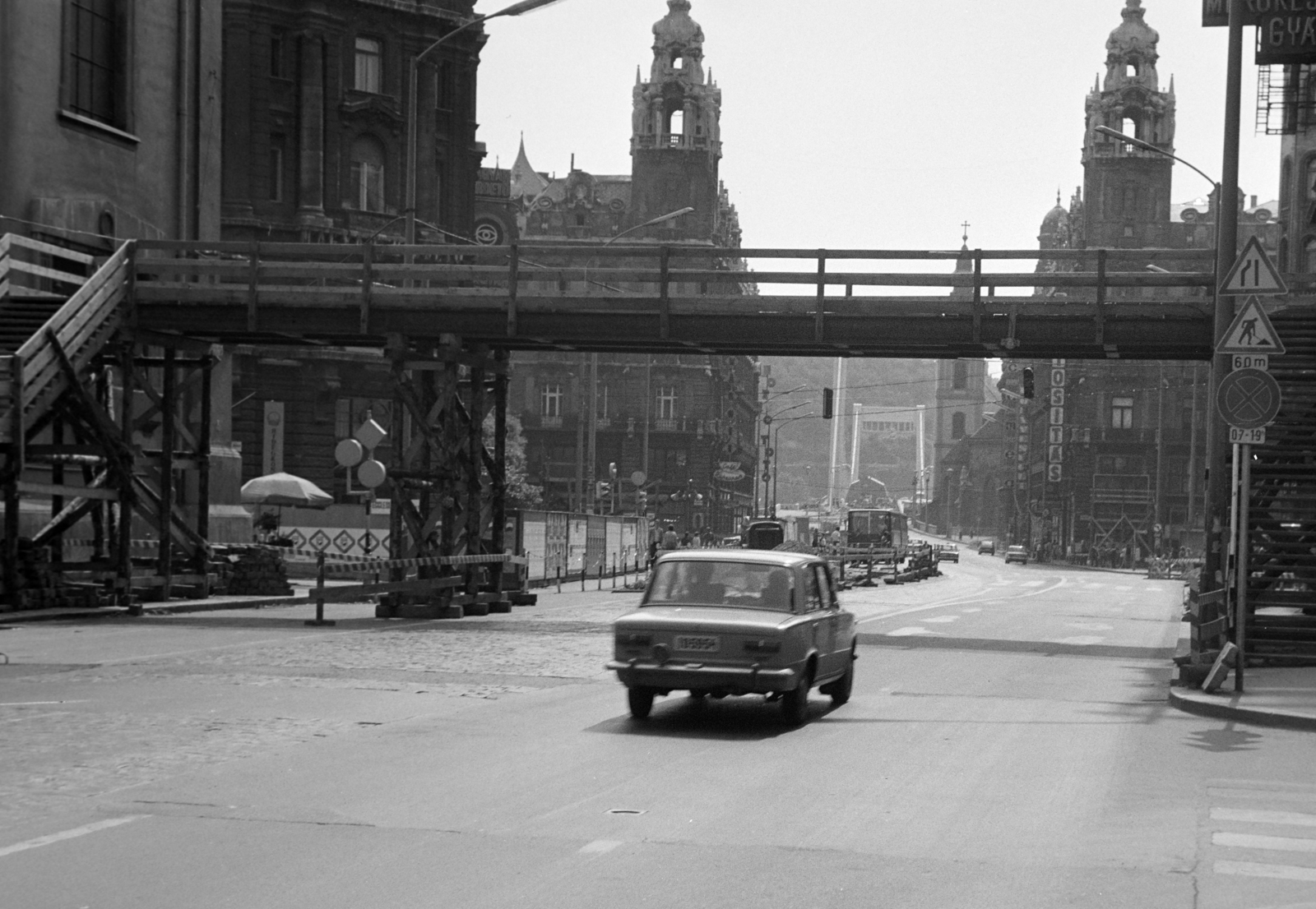 Magyarország, Budapest V., Kossuth Lajos utca, ideiglenes gyalogos felüljáró. Szemben a Ferenciek tere (Felszabadulás tér)., 1975, Kanyó Béla, Budapest, Fortepan #269137