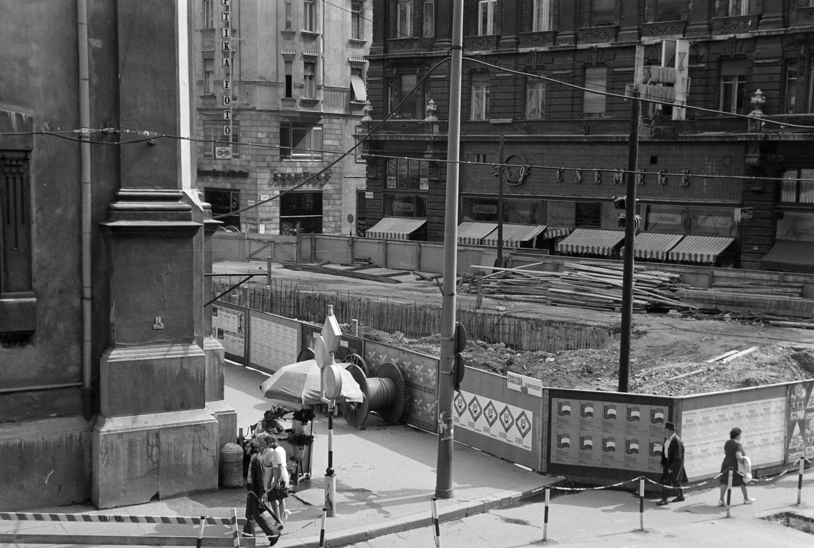 Magyarország, Budapest V., a Ferenciek tere (Felszabadulás tér) aluljárórendszerének kiépítése, a Kossuth Lajos utca feletti ideiglenes gyalogos felüljáróról a Ferenciek tere (Károlyi Mihály utca) felé nézve., 1975, Kanyó Béla, Budapest, Fortepan #269138