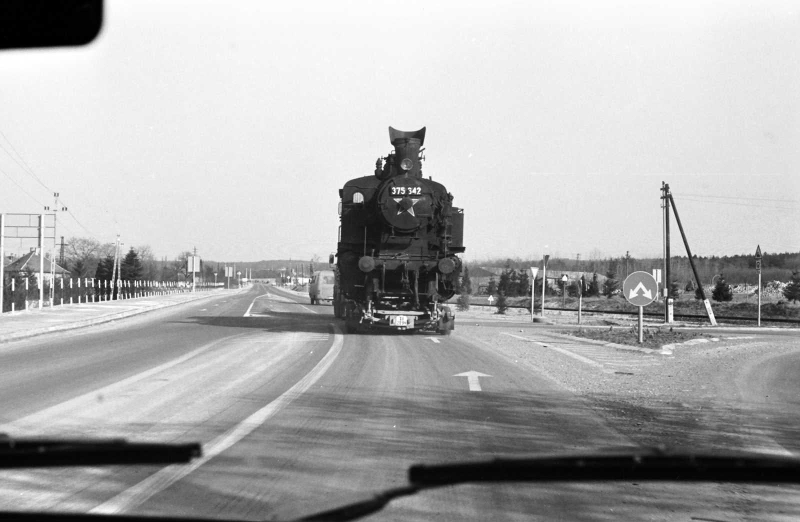 Hungary, Kőszeg, A MÁV 375,642 pályaszámú mozdonyának költöztetése a várost elkerülő úton., 1985, Baráth Endre, steam locomotive, Hungarian Railways, railway, Hungarian brand, MÁV Class 375, Fortepan #26914