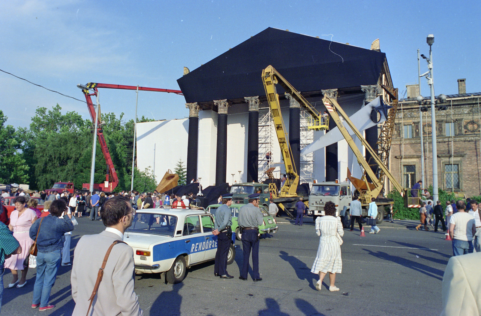 Hungary, Budapest XIV., Hősök tere, az 56-os hősök újratemetéséhez, 1989. június 16-ra díszítik a Műcsarnok homlokzatát., 1989, Kanyó Béla, Budapest, Fortepan #269148