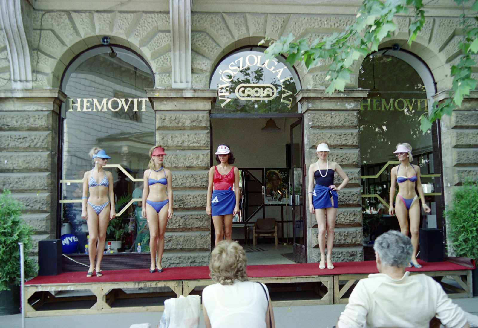 Hungary, Budapest IX., Kálvin tér 5., bemutató a Caola vevőszolgálata előtt., 1989, Kanyó Béla, Budapest, bathing suit, fashion show, Fortepan #269149