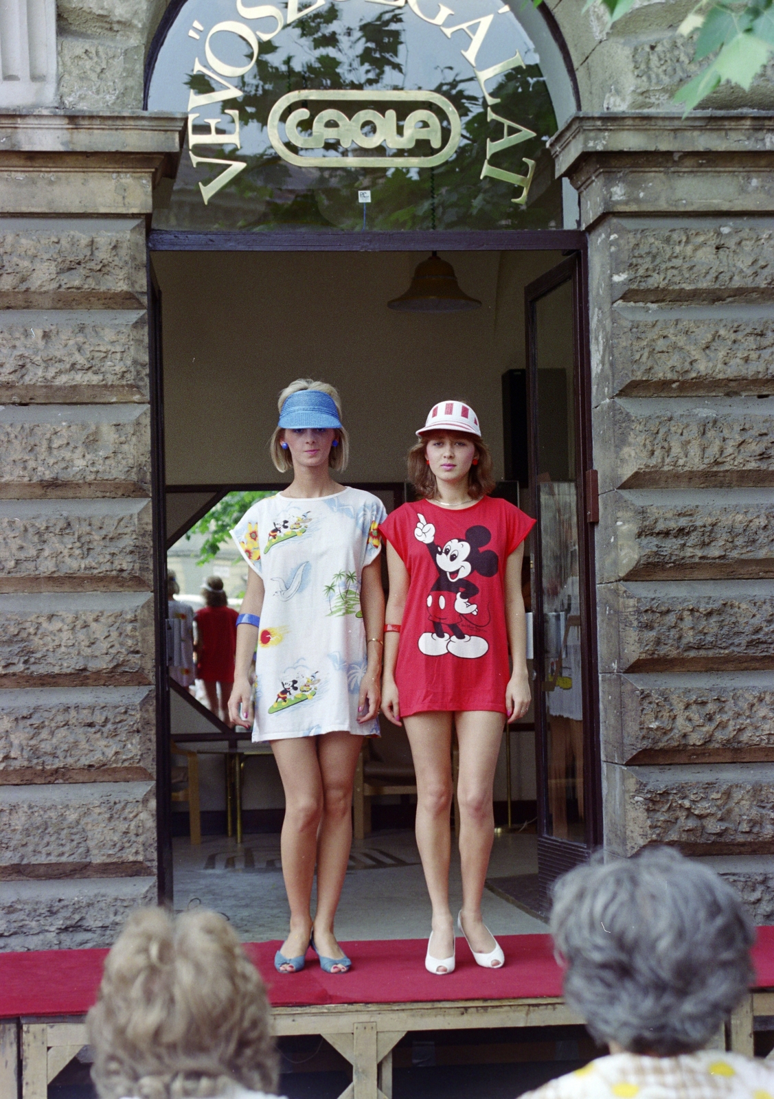 Magyarország, Budapest IX., Kálvin tér 5., bemutató a Caola vevőszolgálata előtt., 1989, Kanyó Béla, Budapest, manöken, divatbemutató, Best of, Fortepan #269150