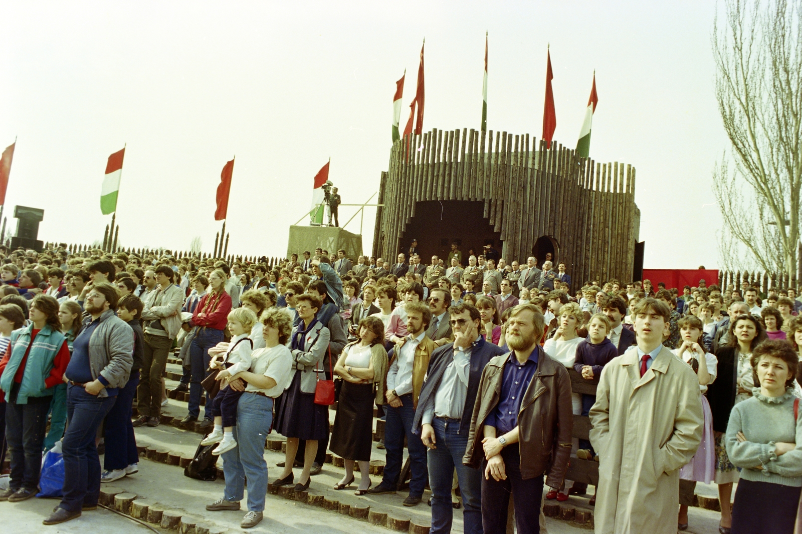 Magyarország, Városliget, Budapest XIV., ifjúsági nagygyűlés 1986. április 4-én. Élj és emlékezz nemzetem! címmel előadott zenés történelmi játék nézőközönsége a Petőfi Csarnok szabadtéri színpada előtt., 1986, Kanyó Béla, Budapest, Fortepan #269153