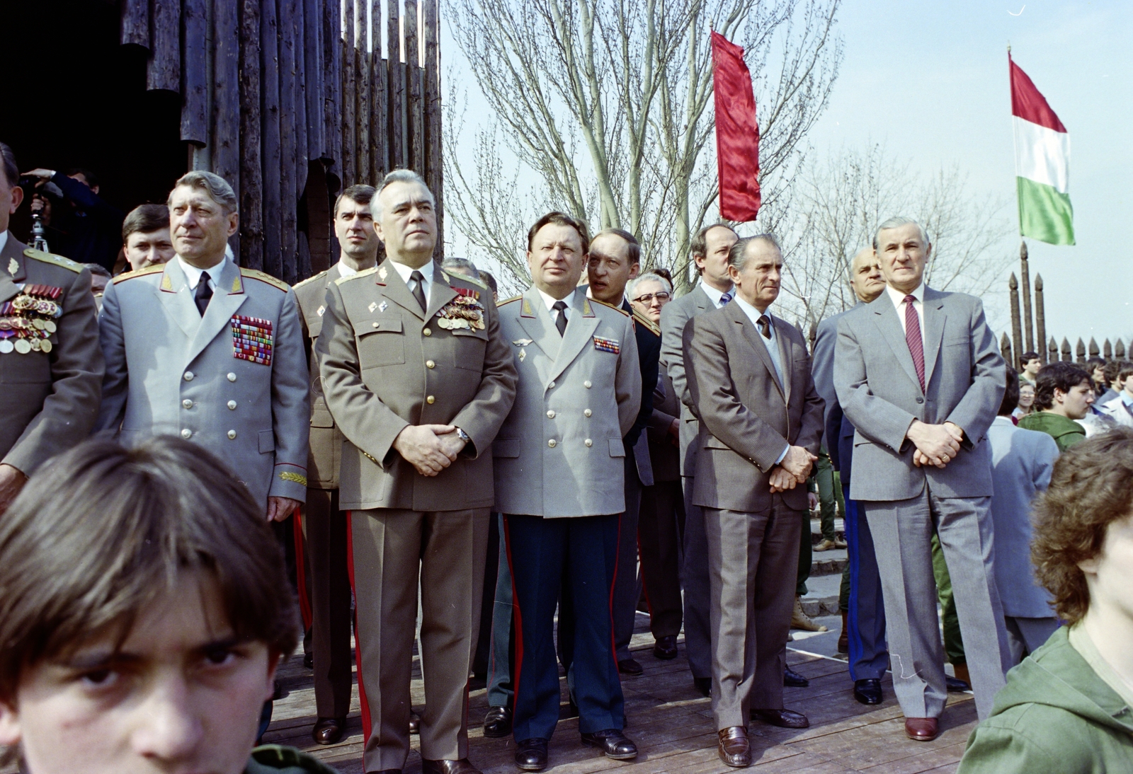 Hungary, Budapest XIV., ifjúsági nagygyűlés 1986. április 4-én. A Petőfi Csarnok szabadtéri színpadán balról jobbra: Nyikolaj Kuzmics Sziksenko vezérezredes, a Varsói Szerződés Egyesített Fegyveres Erői főparancsnokának magyarországi képviselője , Mórocz Lajos altábornagy hadseregparancsnok, Vodolazov Jurij Nyikolajevics altábornagy, a Magyarországon tartózkodó Déli Hadseregcsoport parancsnokhelyettese, Katona Imre, az MSZMP KB tagja, Szépvölgyi Zoltán Főváros Tanácsának elnöke, 1986, Kanyó Béla, Budapest, Fortepan #269154