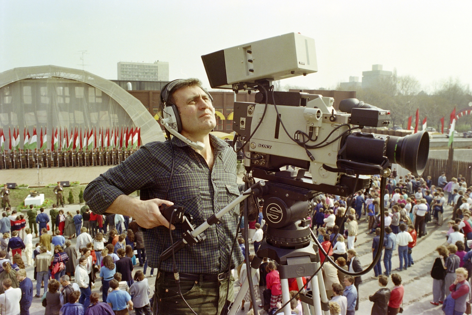 Hungary, Budapest XIV., ifjúsági nagygyűlés 1986. április 4-én. Hunyadi László operatőr mögött a díszszázad a Petőfi Csarnok szabadtéri színpadán áll., 1986, Kanyó Béla, Budapest, television camera, Fortepan #269159