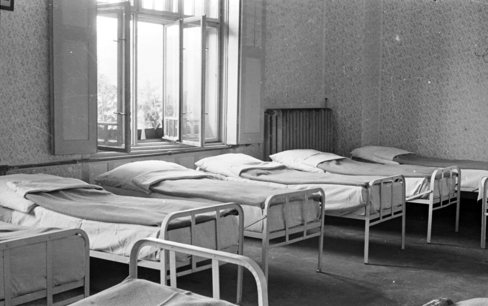 Hungary, Kőszeg, MÁV Nevelőintézet., 1956, Baráth Endre, plaid, window, radiator, iron bed, bedsheet, blanket, Fortepan #26925