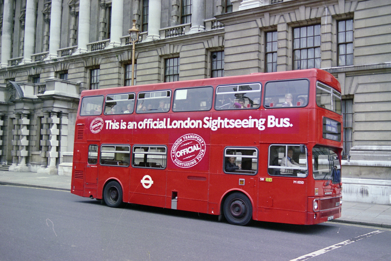 Egyesült Királyság, London, a felvétel a Whitehall 57., az Old War Office Building (Whitehall building) előtt készült., 1986, Kanyó Béla, emeletes autóbusz, Fortepan #269254