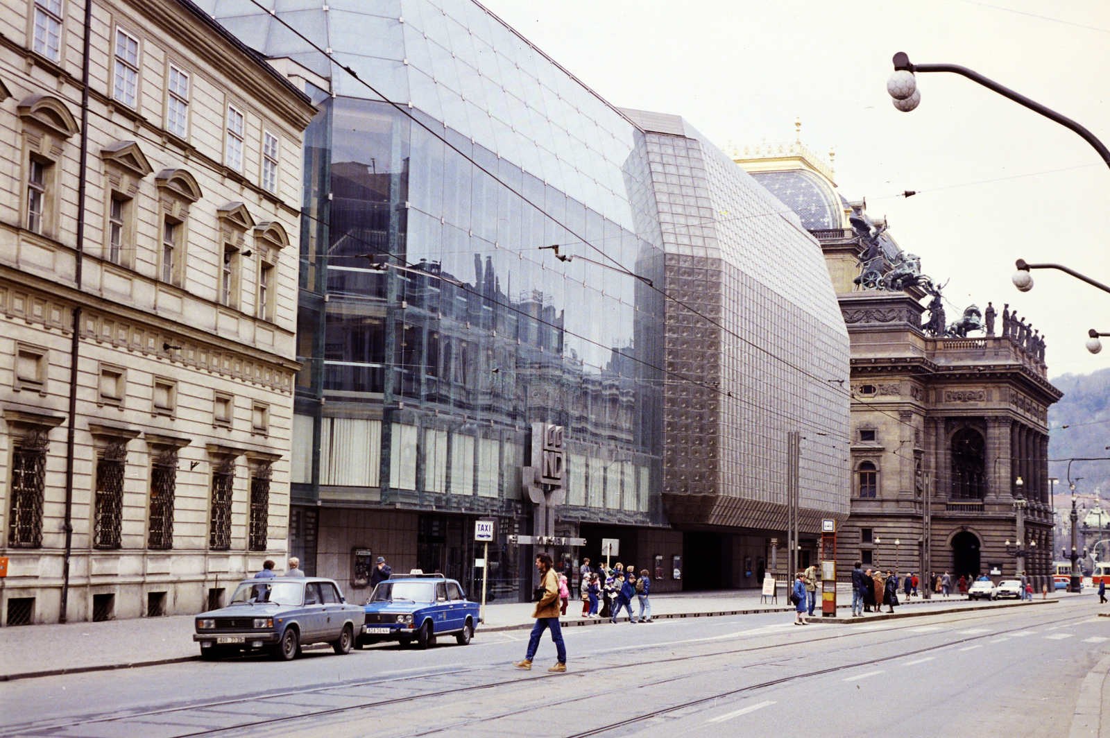 Csehország, Prága, ulice Národní (Národní třída), Nemzeti Színház (Národní divadlo)., 1986, Kanyó Béla, Fortepan #269263