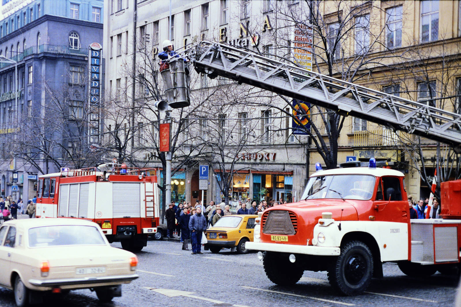 Czech Republik, Prague, Vencel tér (Václavské námestí), balra a tűzoltóautó mögött az Opletalova ulice torkolata., 1986, Kanyó Béla, number plate, fire truck, hooker-ladder, Tatra-brand, Czechoslovakia, colorful, Fortepan #269265