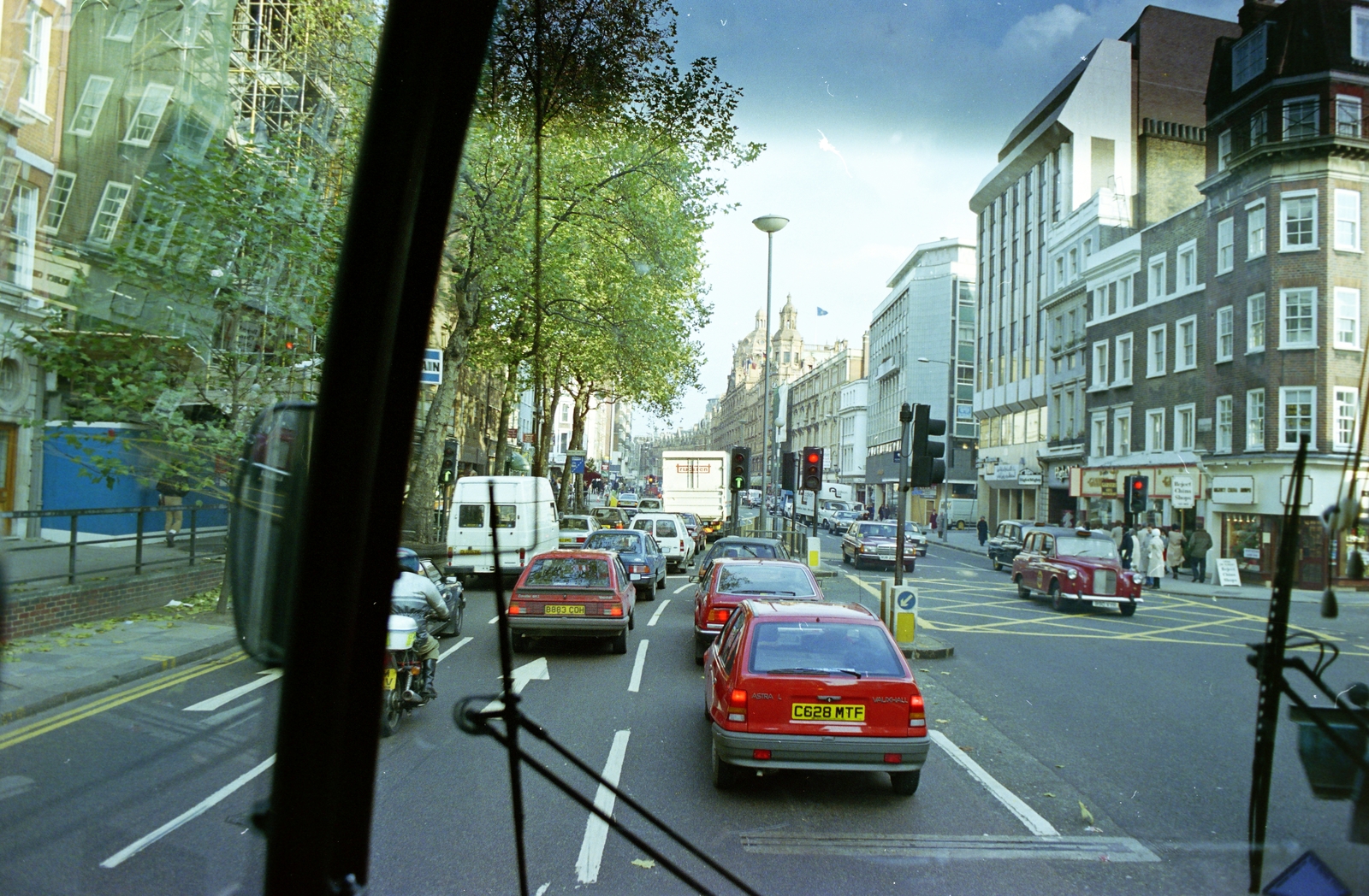 United Kingdom, London, Brompton Road, jobbra a Beauchamp Place, távolban kimagaslik a Harrods., 1986, Kanyó Béla, Fortepan #269270