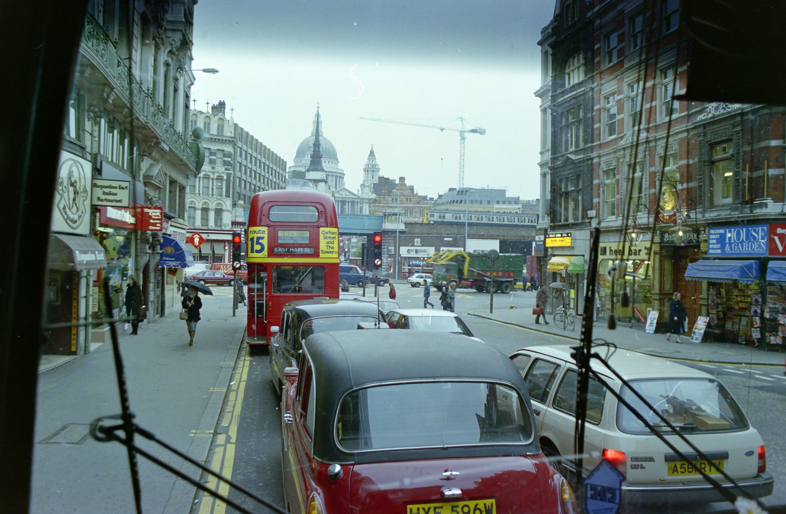 United Kingdom, London, Fleet Street a Ludgate Circus felé nézve, szemben a Church of St Martin Ludgate, mögötte a St Paul's Cathedral., 1986, Kanyó Béla, double-decker, Fortepan #269271