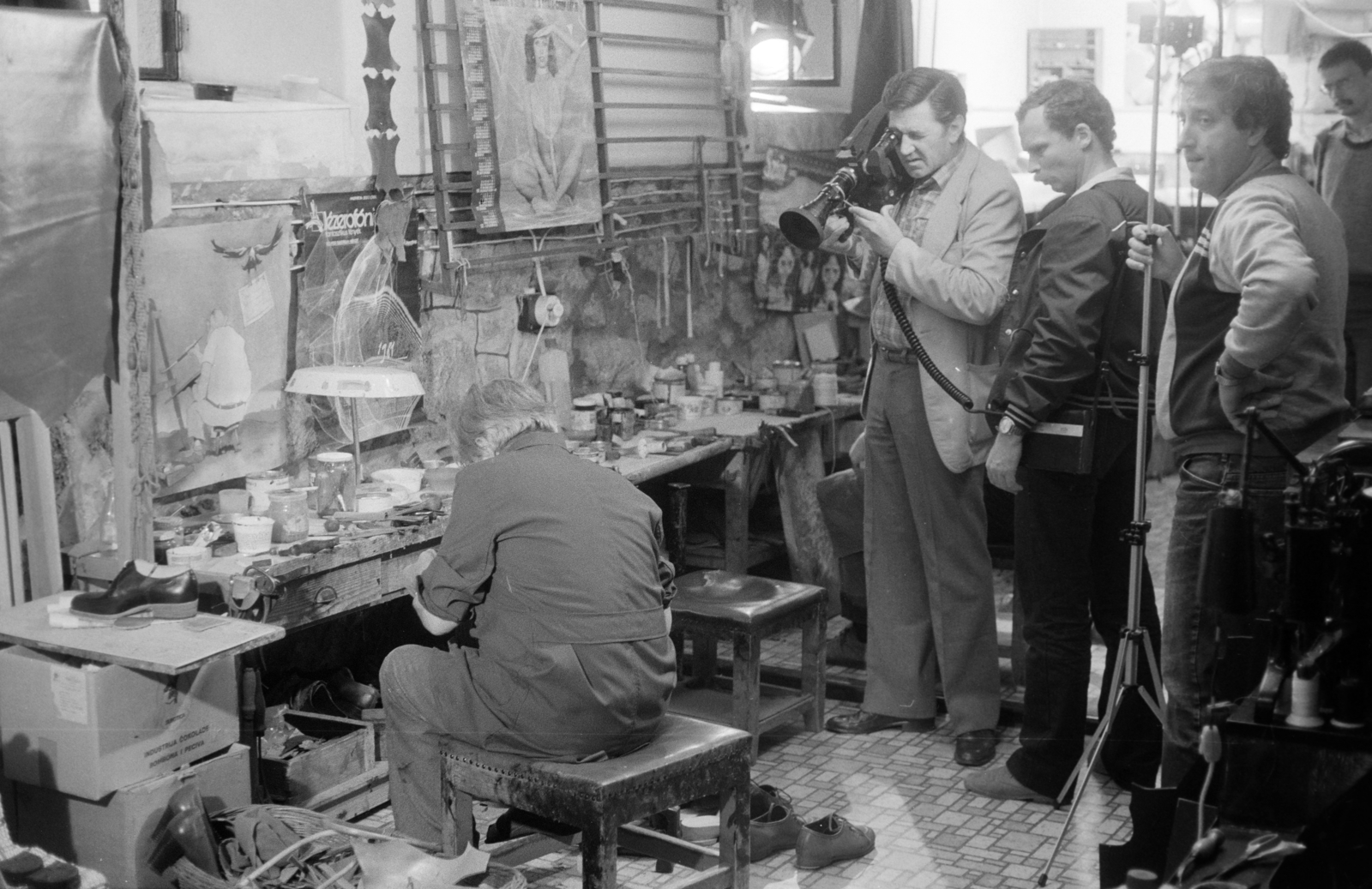 Hungary, Szilágyi Virgil operatőr., 1985, Kanyó Béla, workshop, shoemaker, movie camera, filming, Fortepan #269283