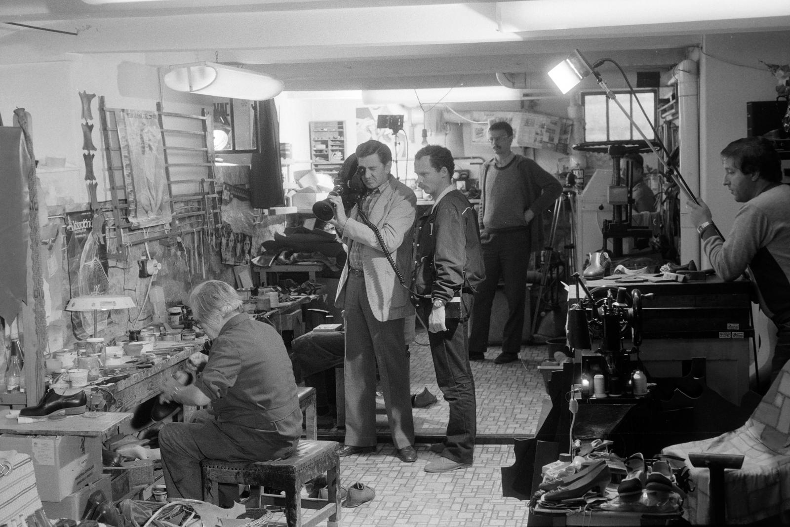 Magyarország, Szilágyi Virgil operatőr., 1985, Kanyó Béla, műhely, varrógép, cipész, filmkamera, filmforgatás, Fortepan #269284