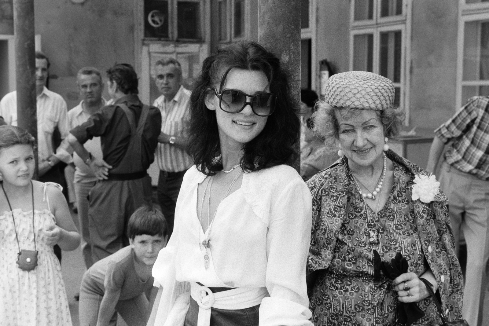 1984, Kanyó Béla, shades, cleavage, Fortepan #269301