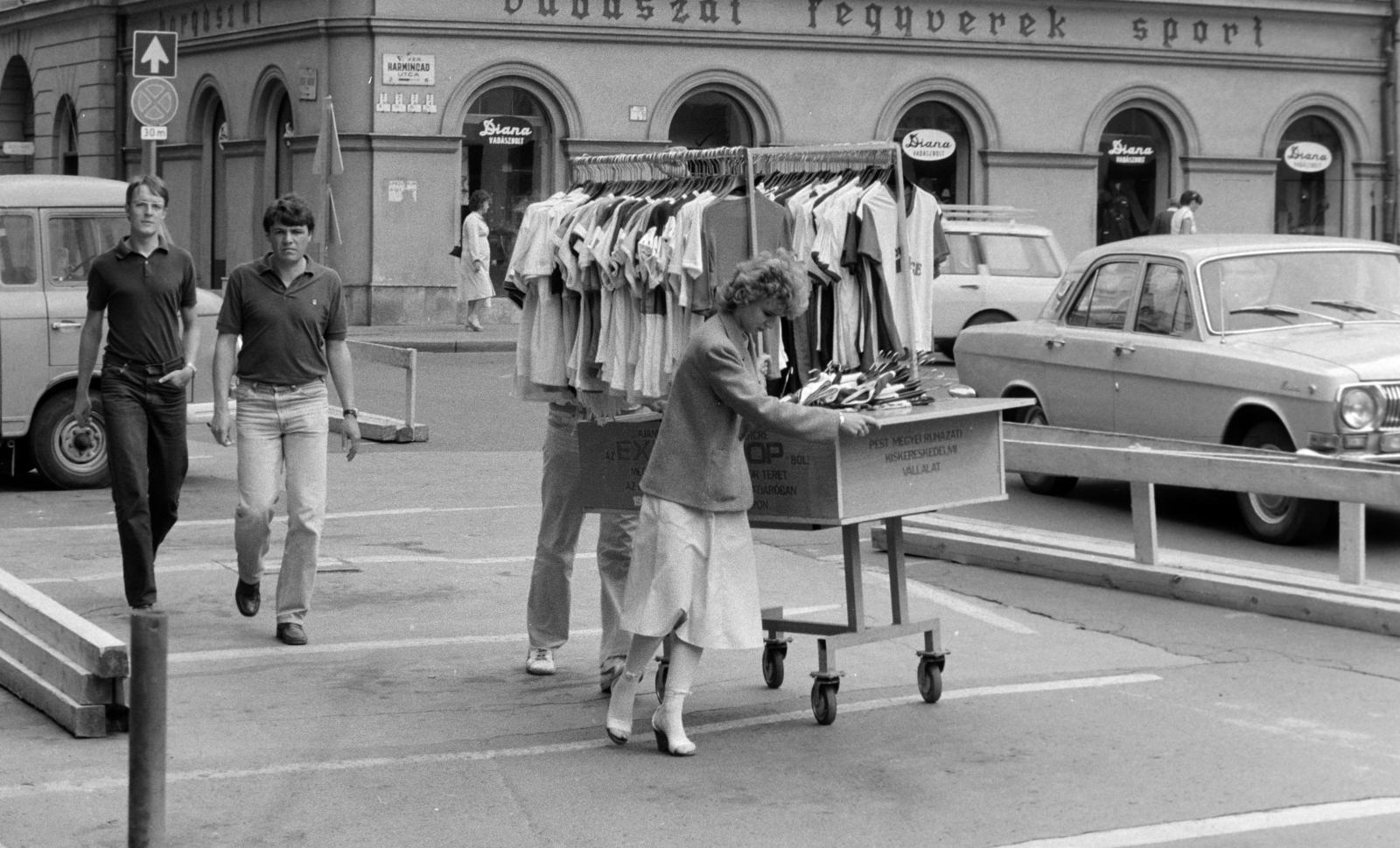 Hungary, Budapest V., Vörösmarty tér, háttérben a Harmincad utca., 1984, Kanyó Béla, Budapest, Fortepan #269304