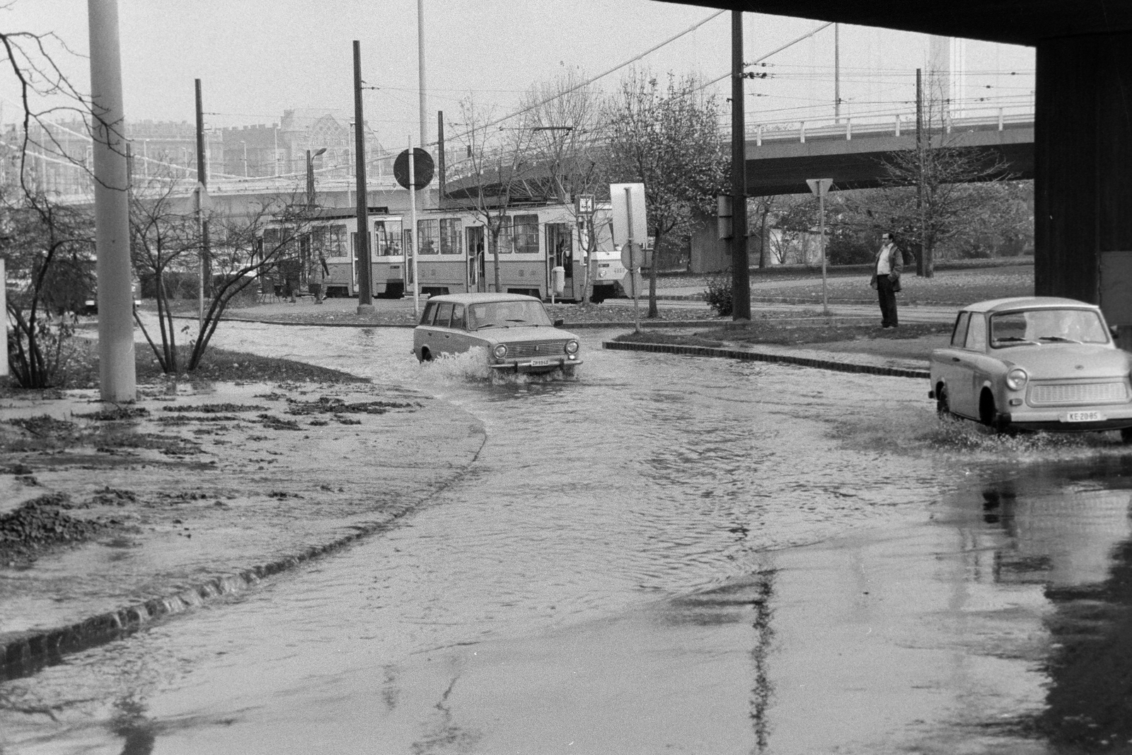 Magyarország, Tabán, Budapest I., Döbrentei tér, a felvétel az Erzsébet híd budai lehajtója alatt készült., 1981, Kanyó Béla, rendszám, Budapest, Fortepan #269330