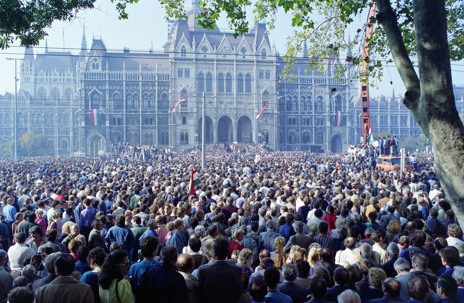 Hungary, Budapest V., Kossuth Lajos tér, ünneplők 1989. október 23-án, a Magyar Köztársaság kikiáltásakor, az Országház előtt., 1989, Kanyó Béla, Budapest, Fortepan #269332