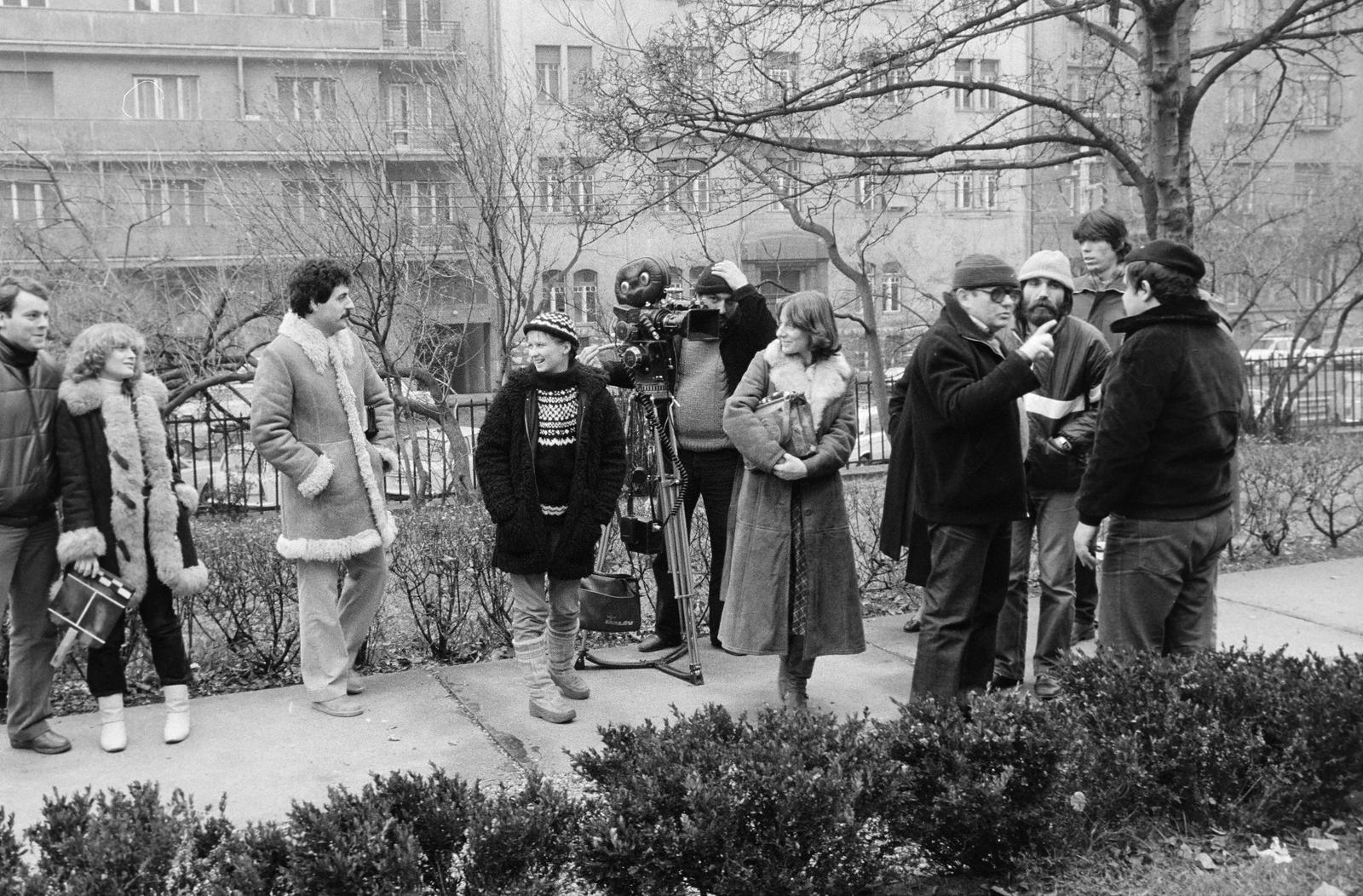 Hungary, Budapest XI., Villányi út 5-7., filmforgatás a Kaffka Margit Gimnázium (később Szent Margit Gimnázium) kertjében. Jobbról a negyedik Siklósi Szilveszter filmrendező, tőle jobbra hátrébb Fazekas Bence rendező-operatőr. A kamera mögött Lilienberg Ferenc., 1986, Kanyó Béla, Budapest, Fortepan #269333