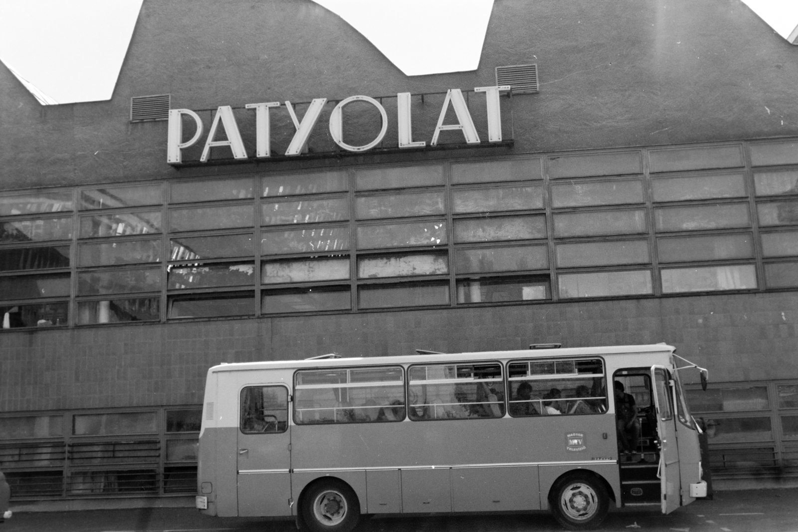 Magyarország, Budapest XI., Nándorfejérvári út 42-44., a Fővárosi Patyolat Vállalat mosó, vasaló és tisztító üzeme., 1986, Kanyó Béla, Best of, Patyolat Vállalat, mosoda, Ikarus 211, Budapest, Ikarus-márka, autóbusz, Magyar Televízió, Fortepan #269339