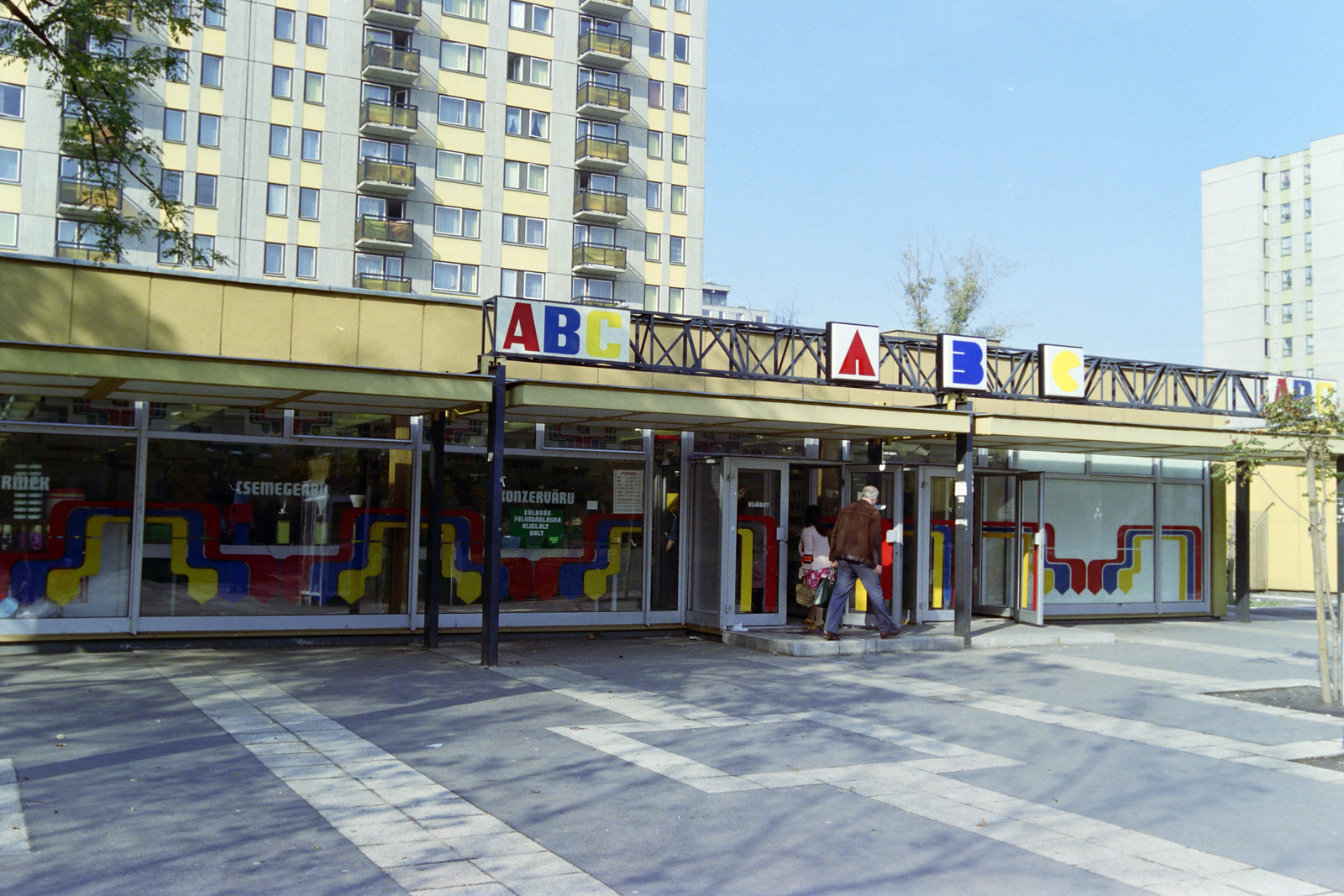 Hungary, Budapest XIII., Gyöngyösi sétány, üzletsor., 1982, Kanyó Béla, Budapest, Fortepan #269351