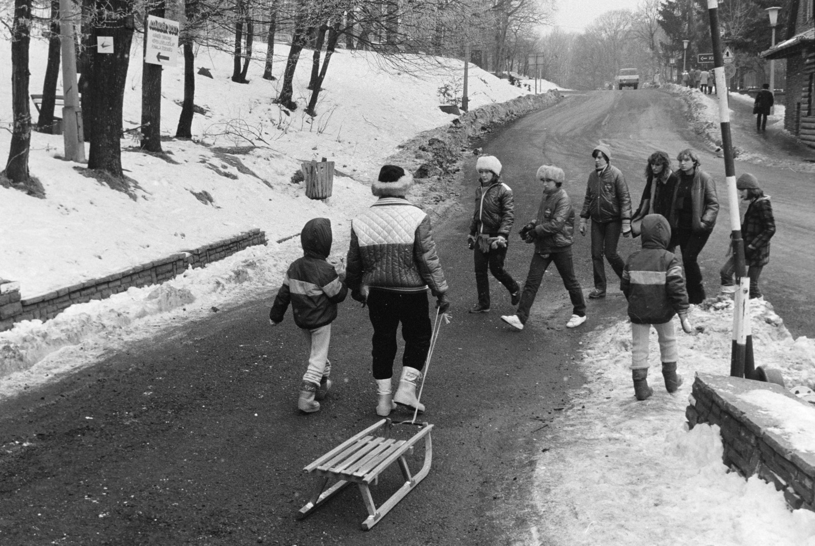 Hungary, Mátraháza, a felvétel az autóbusz-állomásnál készült, szemben látható az elágazás Kékestető felé., 1982, Kanyó Béla, Fortepan #269352