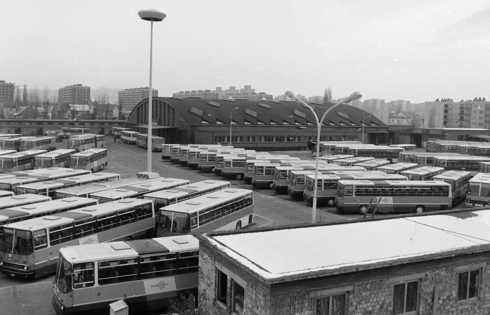 Hungary, Budapest XI., VOLÁN telephely a Than Károly utca - Andor utca - Pajkos utca határolta területen. Háttérben az Etele (Szakasits Árpád) úti panelházak láthatók., 1982, Kanyó Béla, Budapest, car park, Fortepan #269354