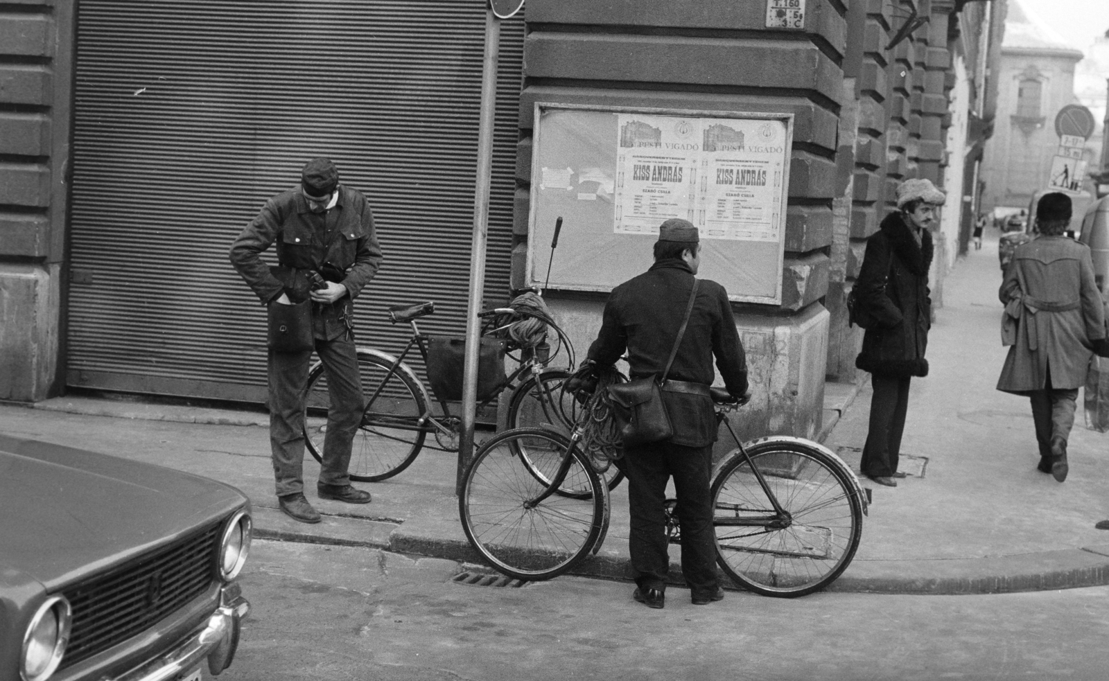 Magyarország, Budapest VII., kéményseprők a Dob utca - Akácfa utca sarkán. Jobbra a távolban a Király (Majakovszkij) utcánál az Avilai nagy Szent Teréz-templom (Terézvárosi templom) látható., 1983, Kanyó Béla, kerékpár, kéményseprő, plakát, Budapest, Fortepan #269364